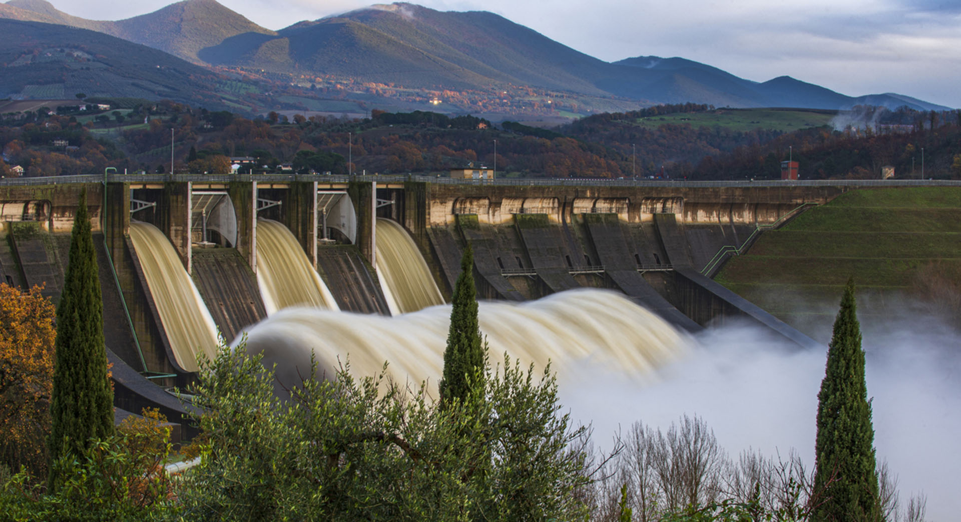 Hydroelectric energy: electric mobility and battery charging infrastructure